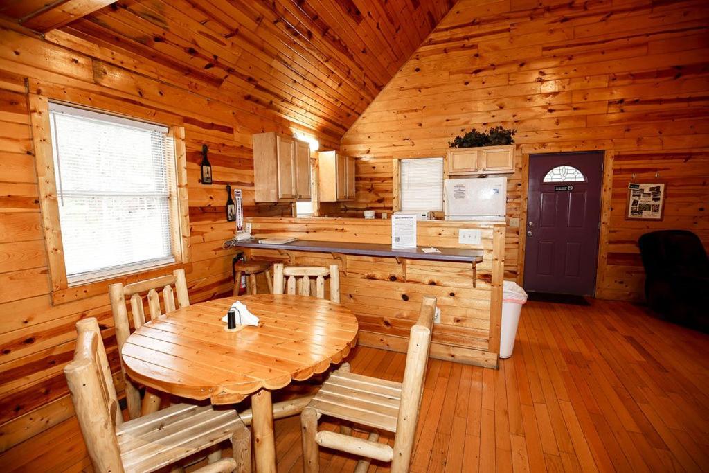 The Cabins At Pine Haven - Beckley Beaver Dış mekan fotoğraf