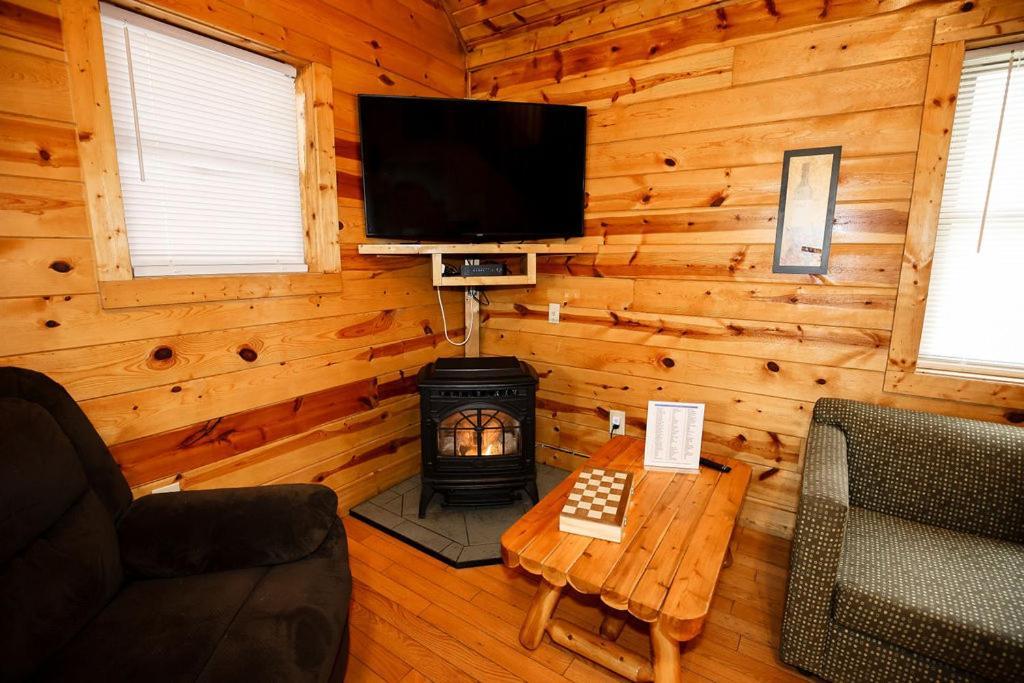 The Cabins At Pine Haven - Beckley Beaver Dış mekan fotoğraf